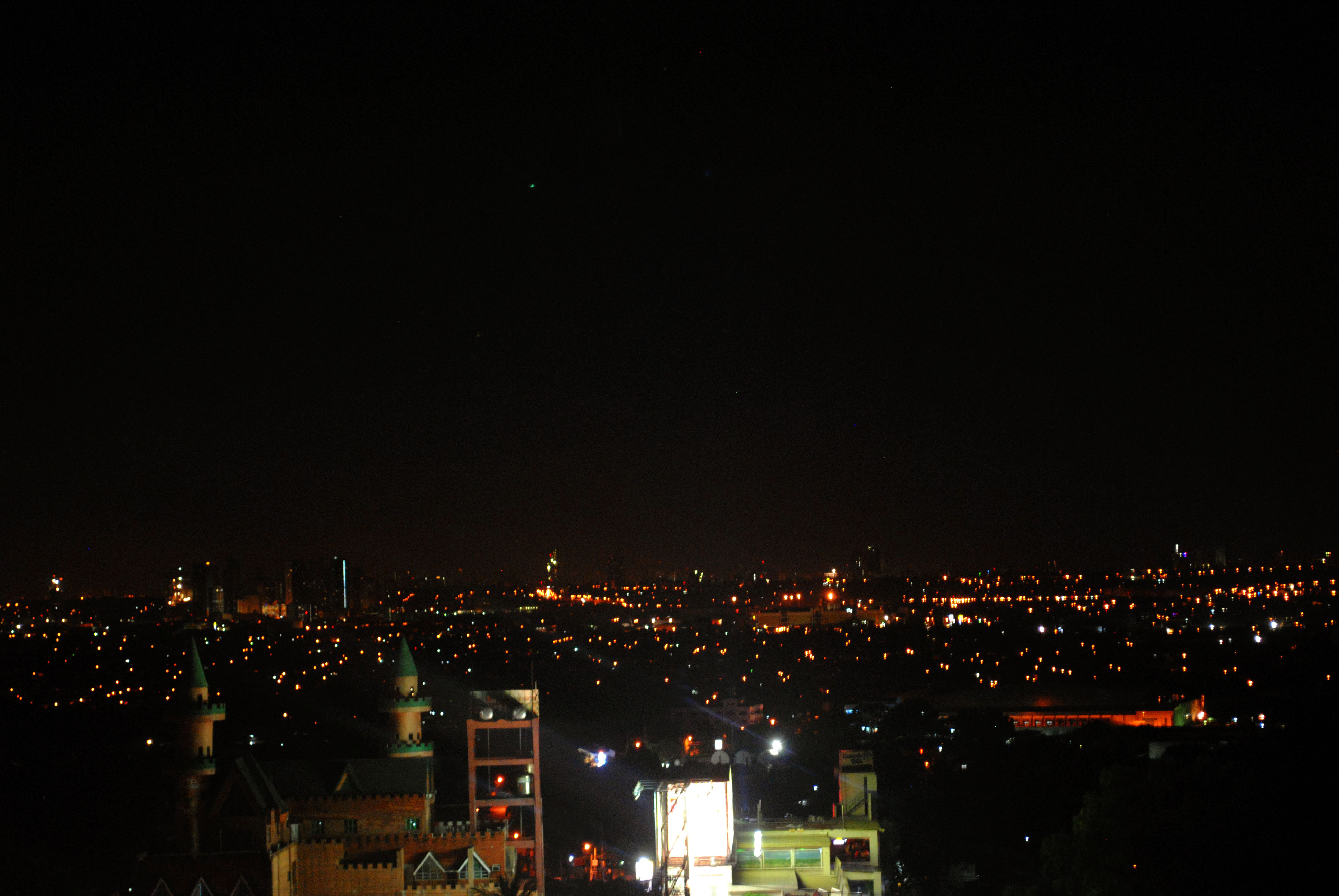 Вечером 1 ночью 0. Ночное небо в городе. Ночь над городом. Ночь небо город. Ночной город небо.